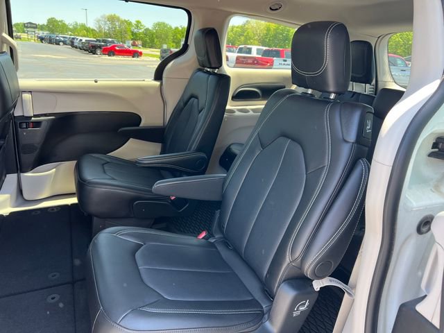 Used 2024 Chrysler Pacifica Touring-L FWD image 4
