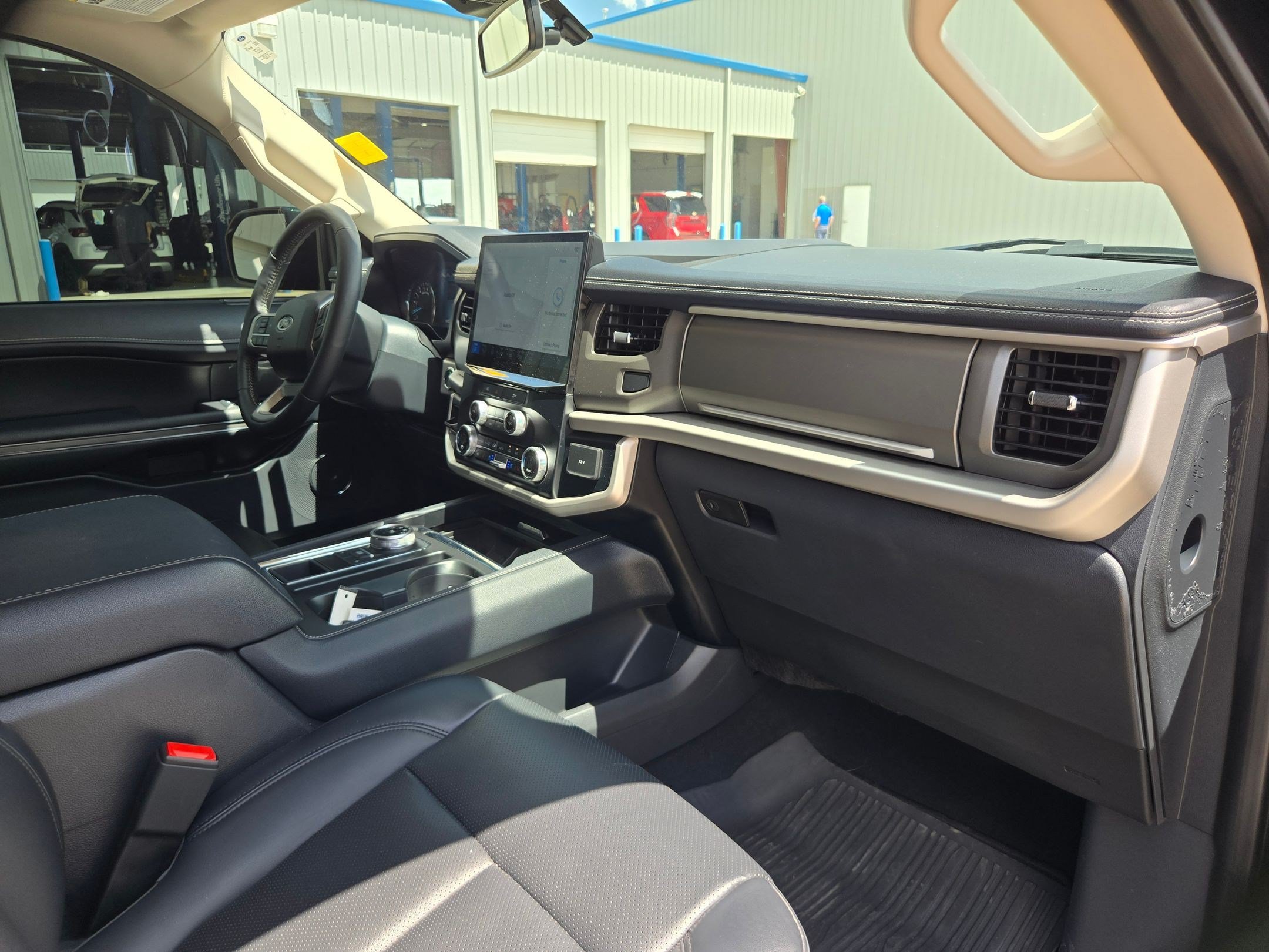 Used 2024 Ford Expedition XLT RWD image 28