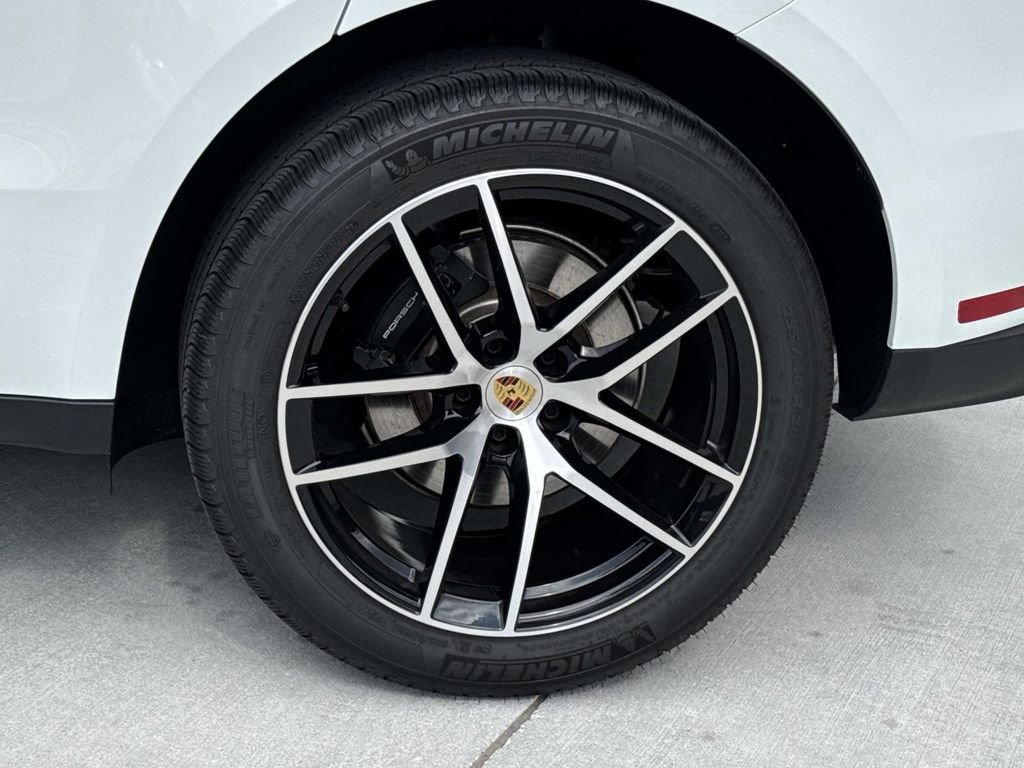 Certified 2025 Porsche Macan image 8