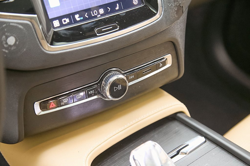 Certified 2023 Volvo XC90 B6 Ultimate w/ Protection Package Premier image 16