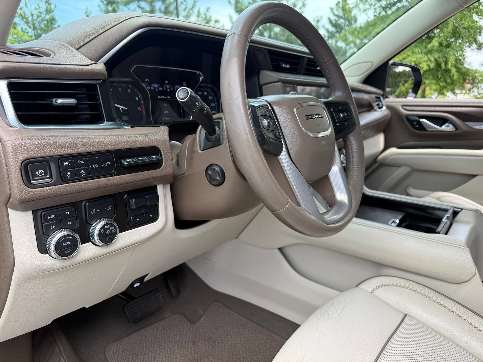 Used 2021 GMC Yukon XL Denali w/ Denali Ultimate Package AWD/4WD image 22