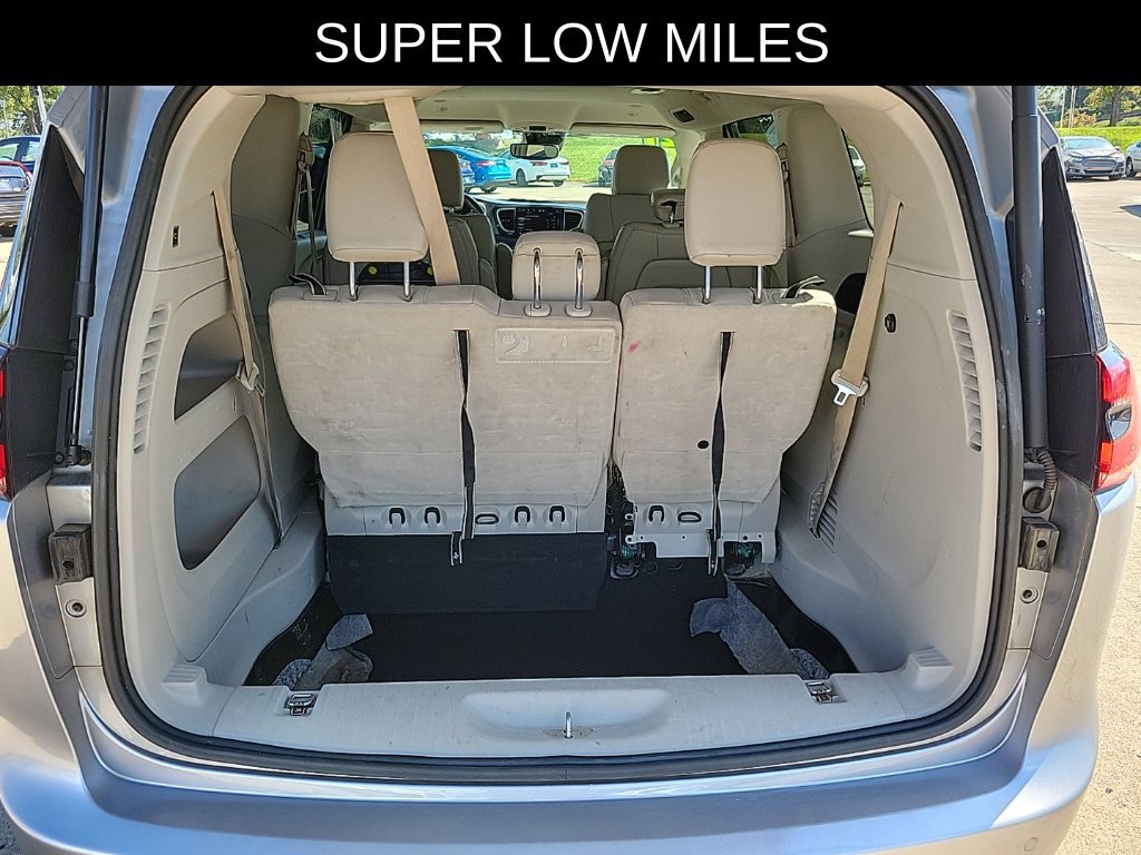 Used 2021 Chrysler Pacifica Touring-L FWD image 6