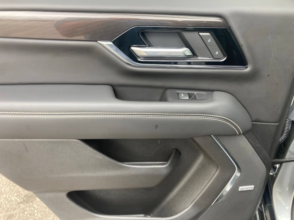 Used 2025 GMC Yukon Elevation AWD/4WD image 12