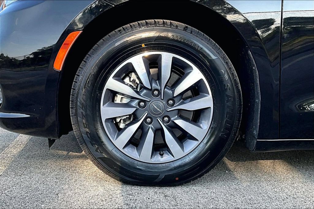 Used 2024 Chrysler Pacifica Limited FWD image 9