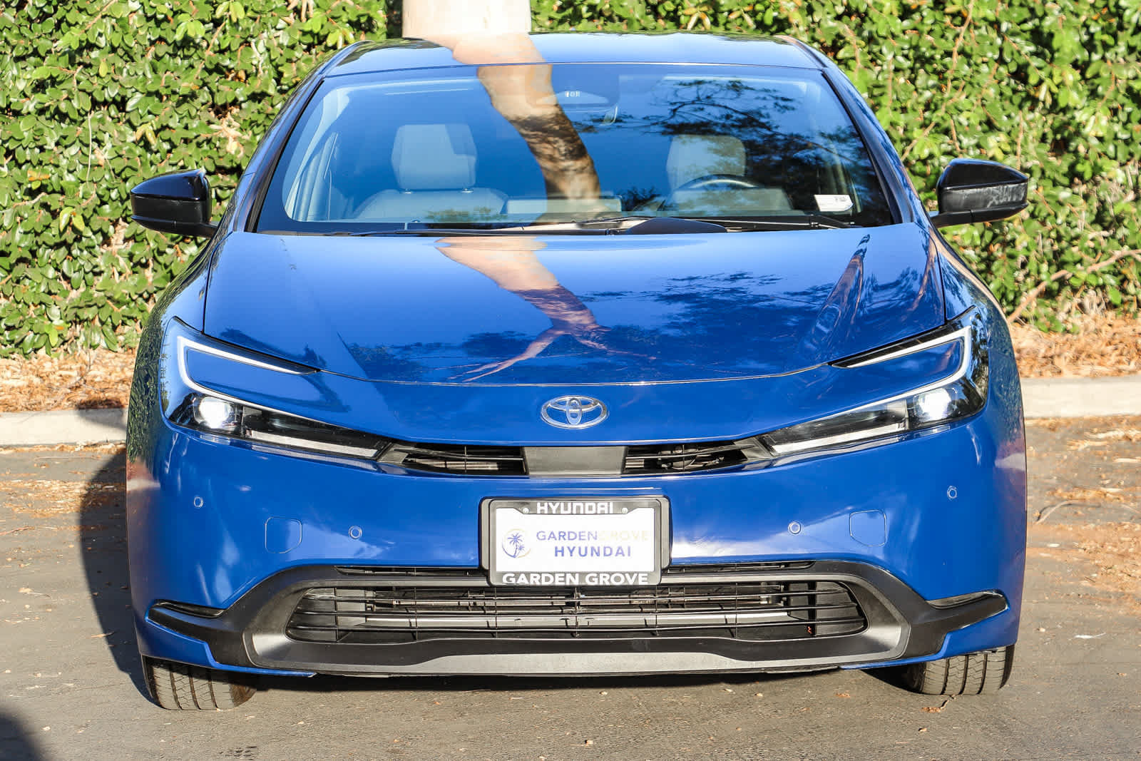 Used 2024 Toyota Prius LE FWD image 2