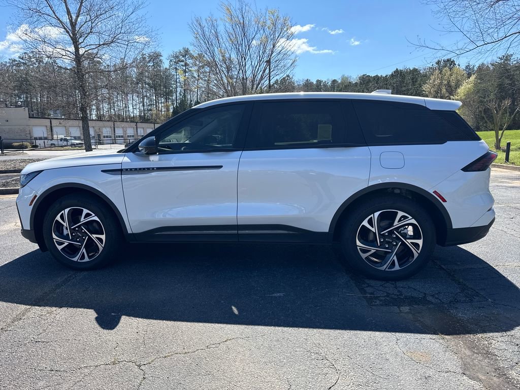 Used 2025 Lincoln Nautilus Premier w/ Jet Appearance Package image 9