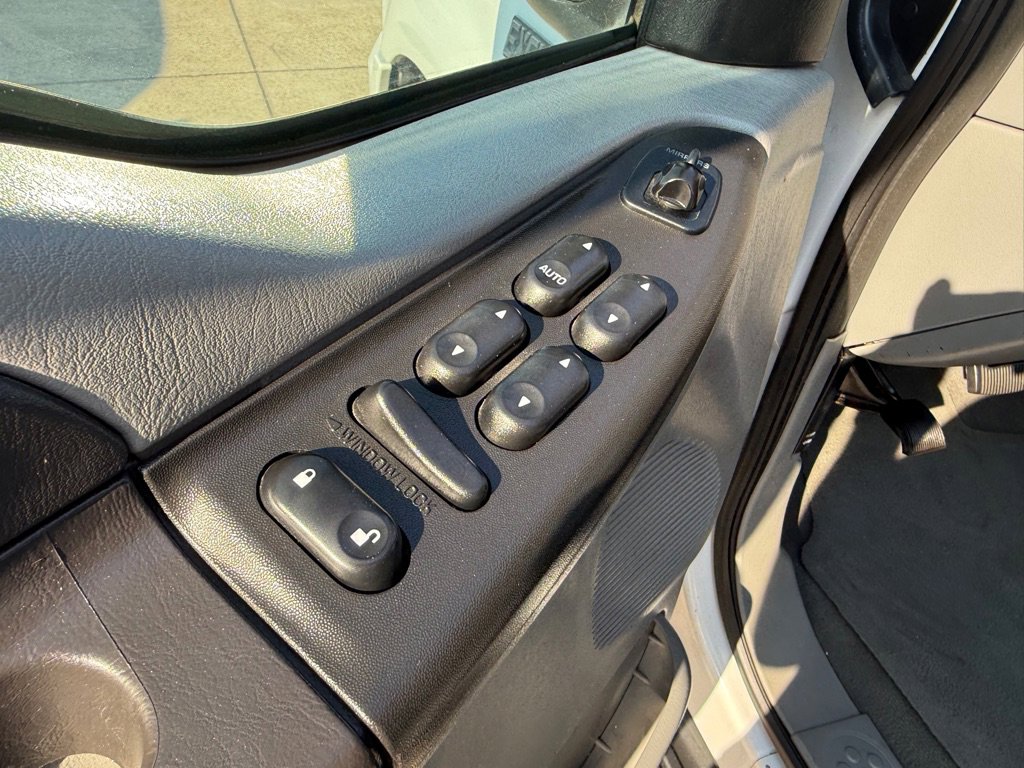 Used 2005 Ford Excursion XLT image 23