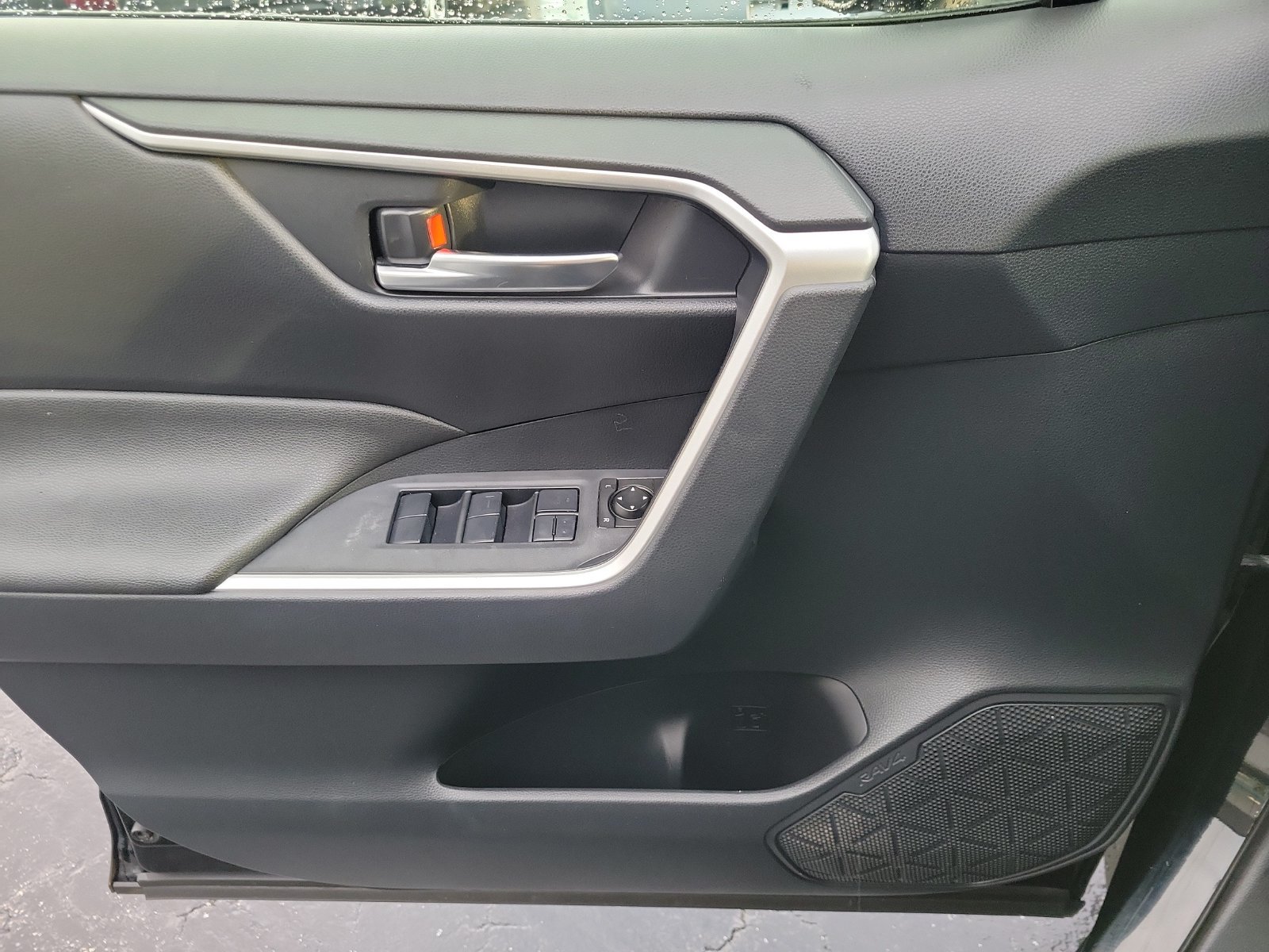 Used 2019 Toyota RAV4 XLE w/ Convenience Package FWD image 16
