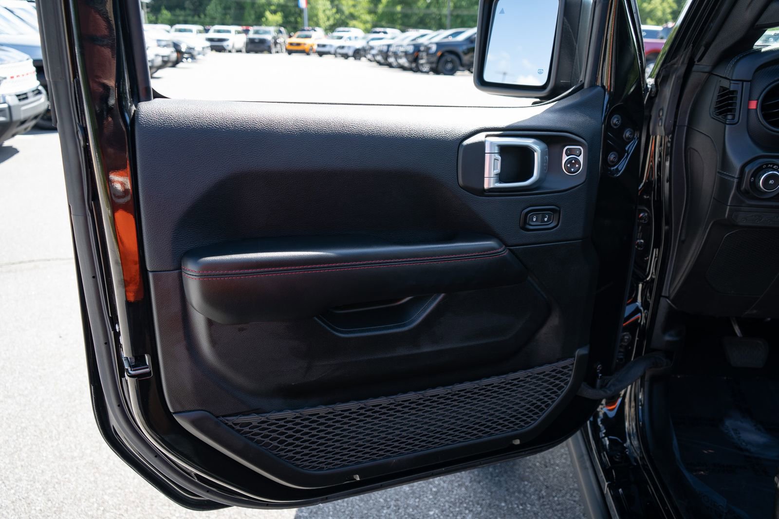 Used 2024 Jeep Wrangler Unlimited Rubicon AWD/4WD image 17