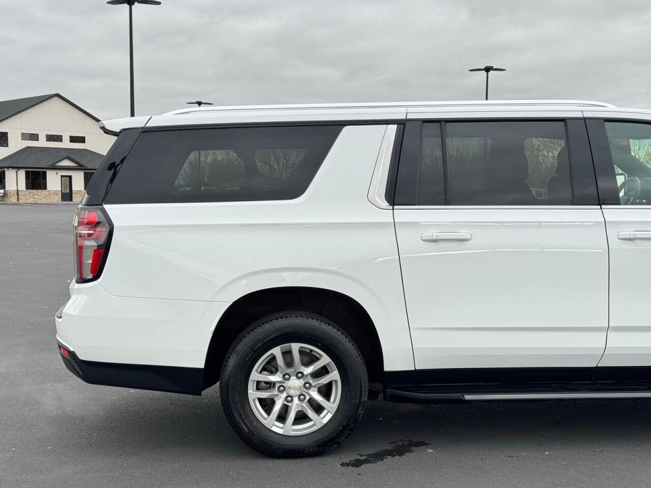 Used 2023 Chevrolet Suburban LT image 5