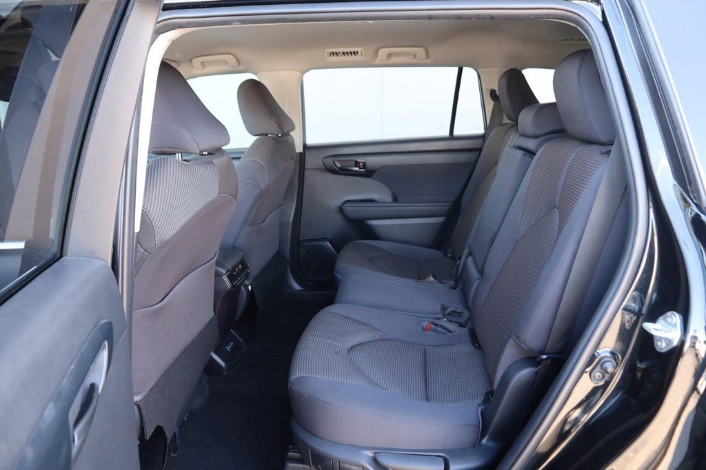 Used 2023 Toyota Highlander L AWD/4WD image 9