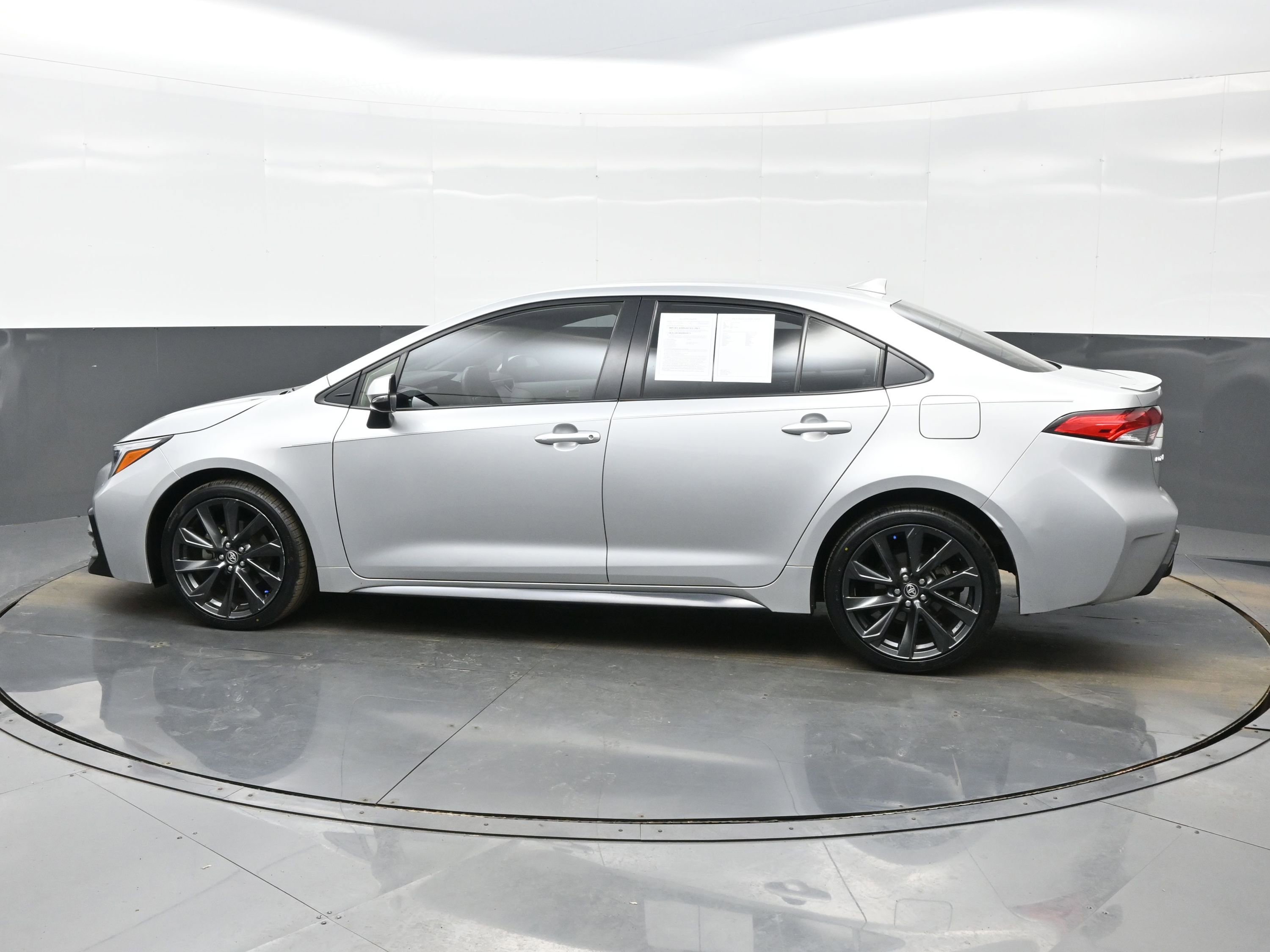 Used 2023 Toyota Corolla SE image 3