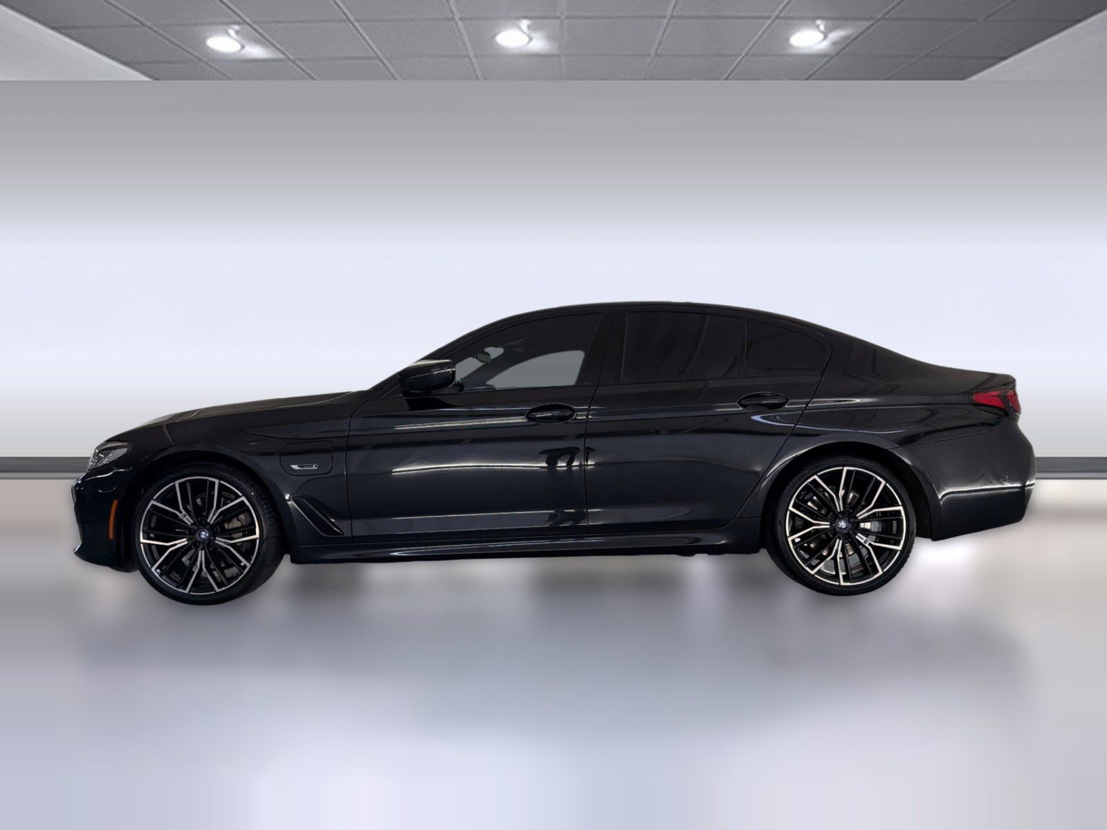 Used 2023 BMW 530e w/ M Sport Package image 2