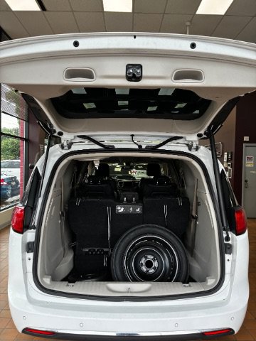Used 2020 Chrysler Pacifica Touring-L FWD image 11