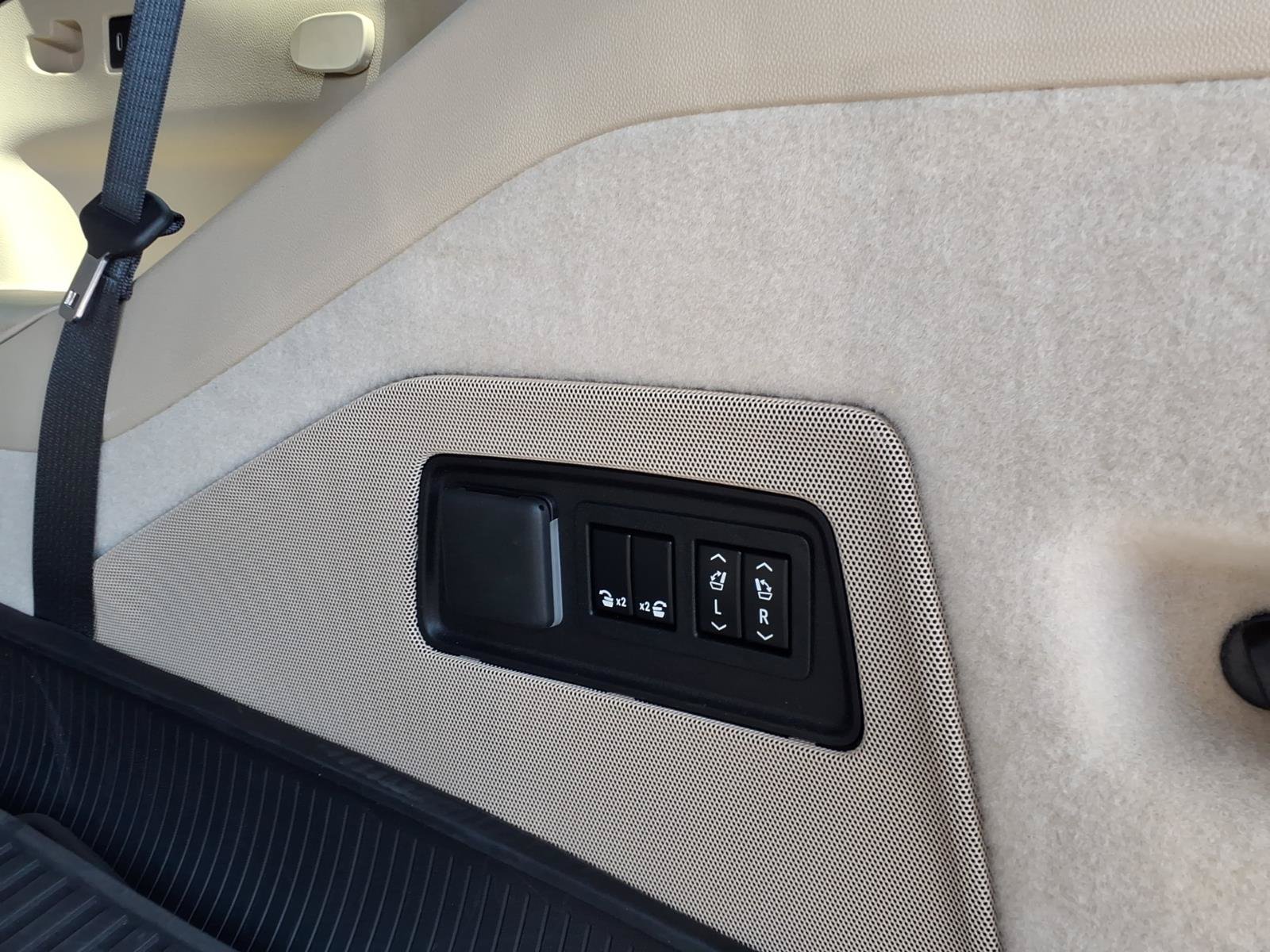 Used 2021 Cadillac Escalade Premium Luxury AWD/4WD image 13