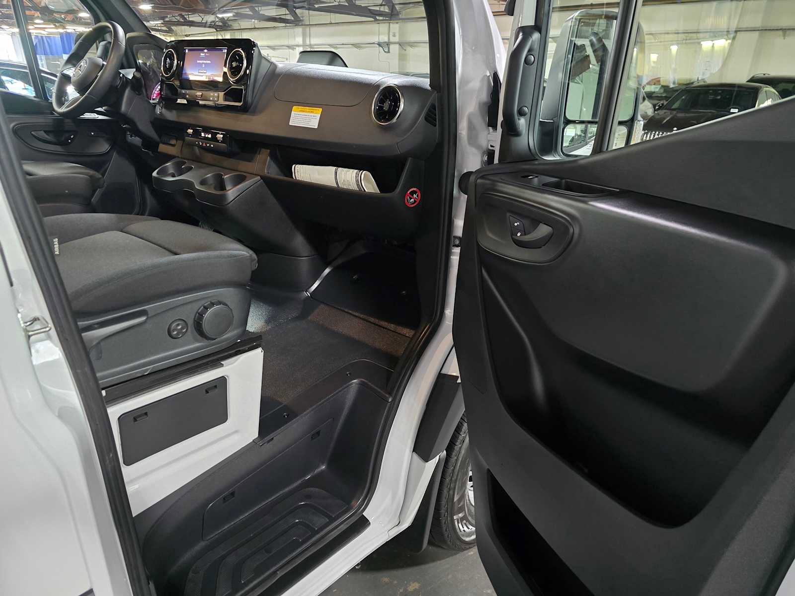 Used 2025 Mercedes-Benz Sprinter 2500 image 13