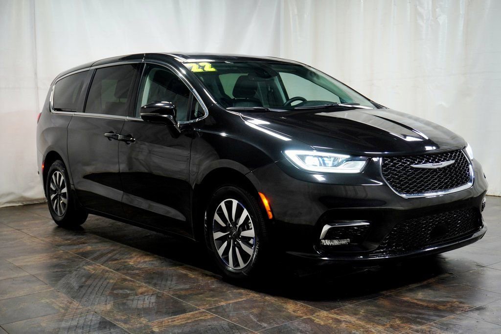 Used 2022 Chrysler Pacifica Touring-L w/ Uconnect Theater Family Group
