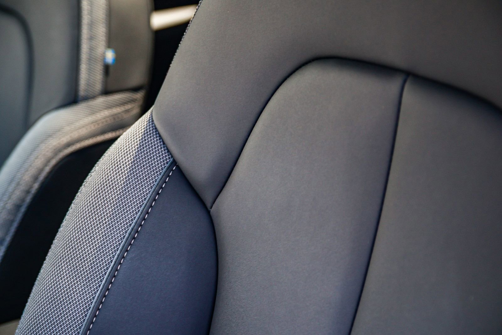 Used 2023 Volvo C40 Recharge Core w/ Protection Package Premier image 29