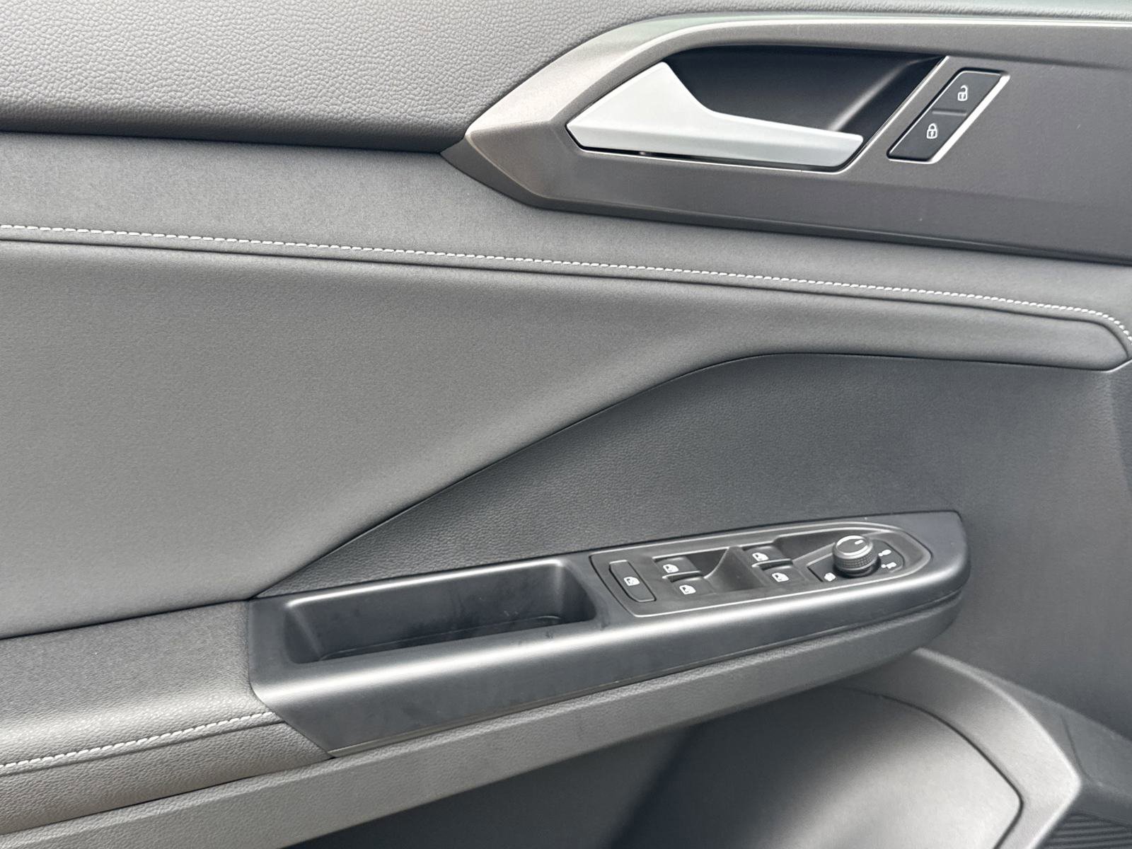 Used 2025 Volkswagen Taos SE image 39