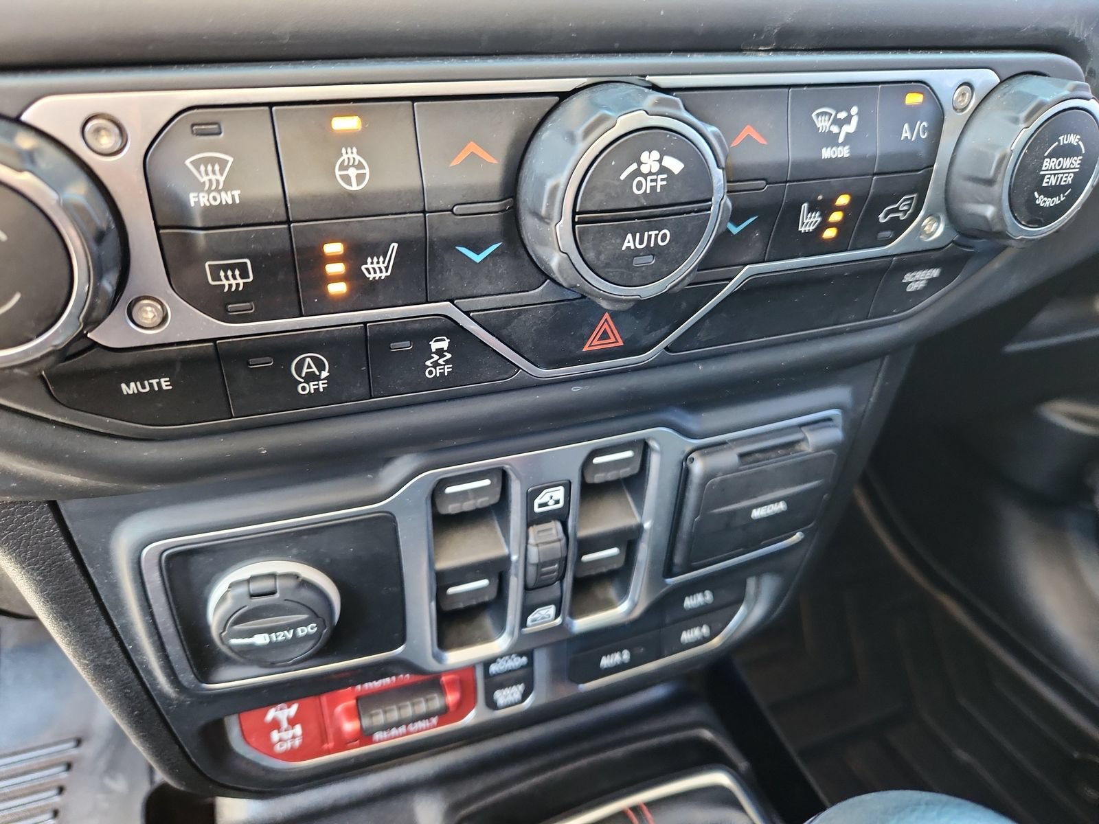 Used 2021 Jeep Wrangler Unlimited Rubicon w/ Cold Weather Group AWD/4WD image 23