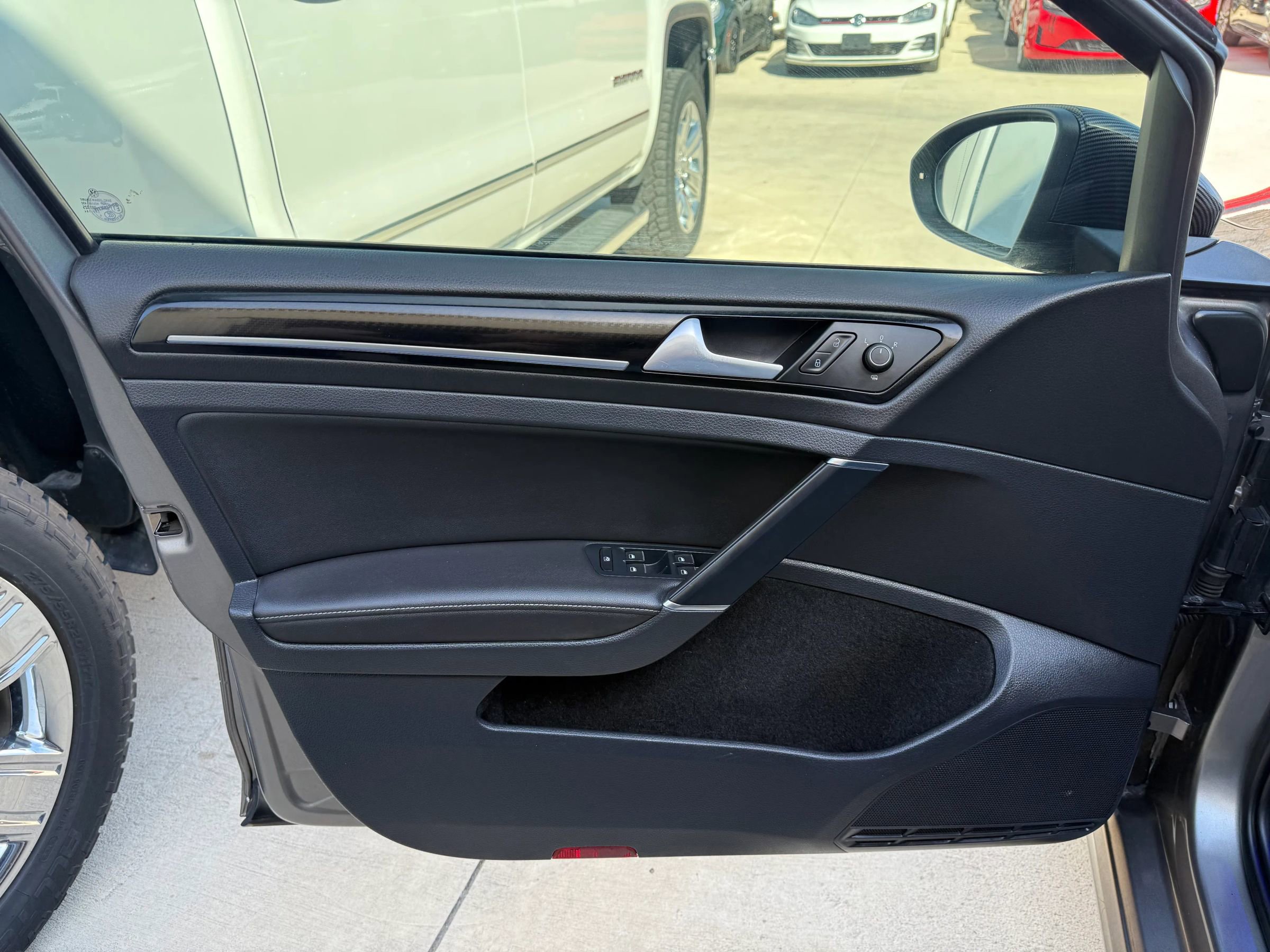 Used 2015 Volkswagen Golf R 4-Door image 32