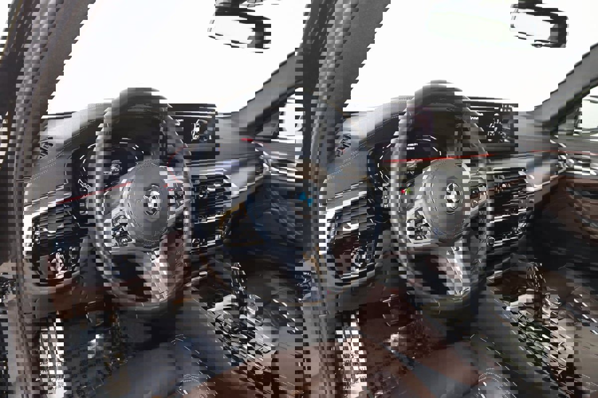 Used 2023 BMW M550i xDrive image 33