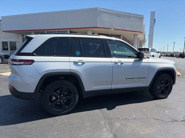 Used 2023 Jeep Grand Cherokee Altitude AWD/4WD image 2