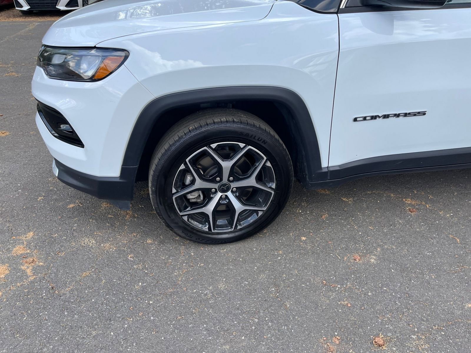 Used 2025 Jeep Compass Limited image 31