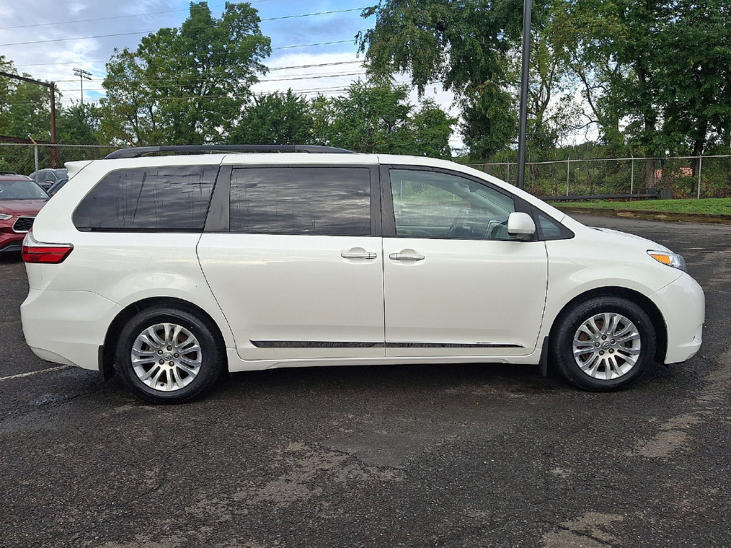 Used 2017 Toyota Sienna XLE w/ XLE Navigation Package FWD image 34