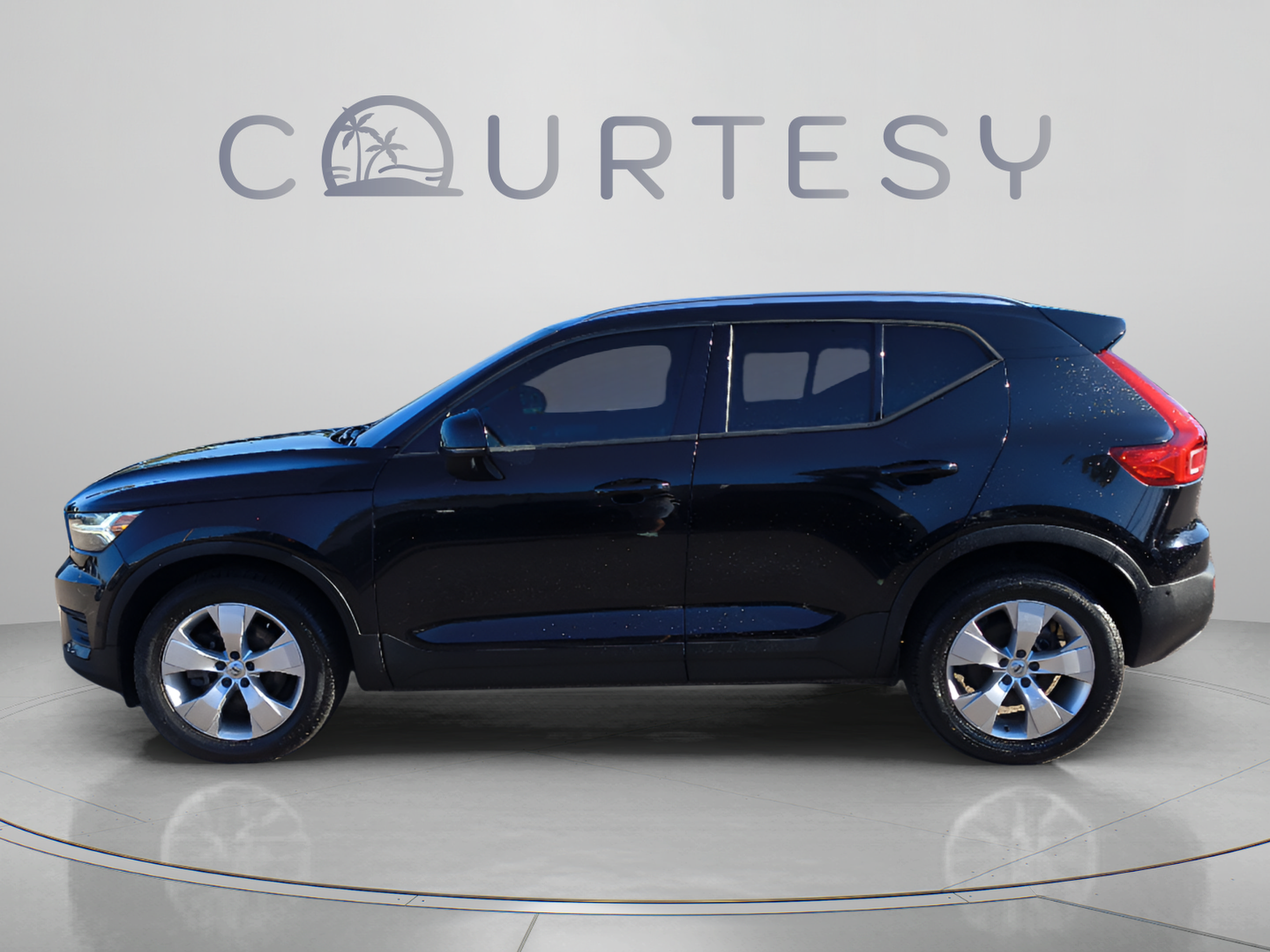 Used 2019 Volvo XC40 T4 Momentum FWD image 2
