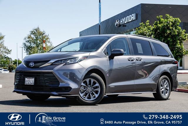 Used 2021 Toyota Sienna LE w/ LE Plus Package image 1