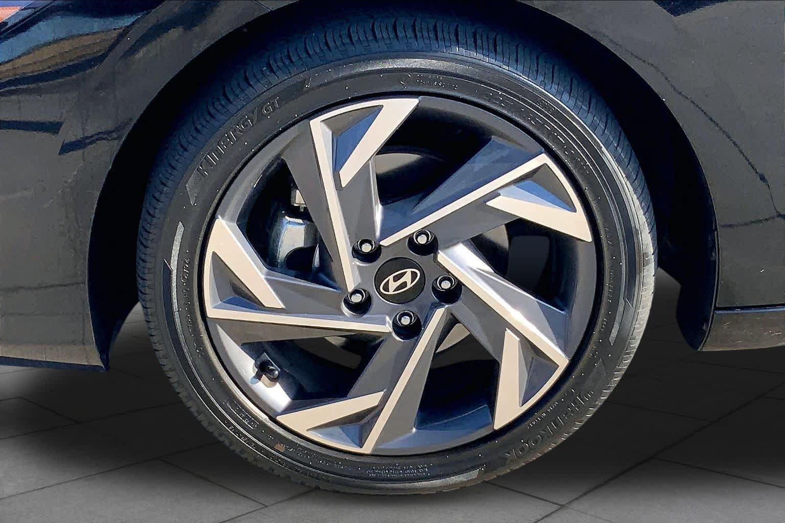 Used 2025 Hyundai Elantra SEL FWD image 10