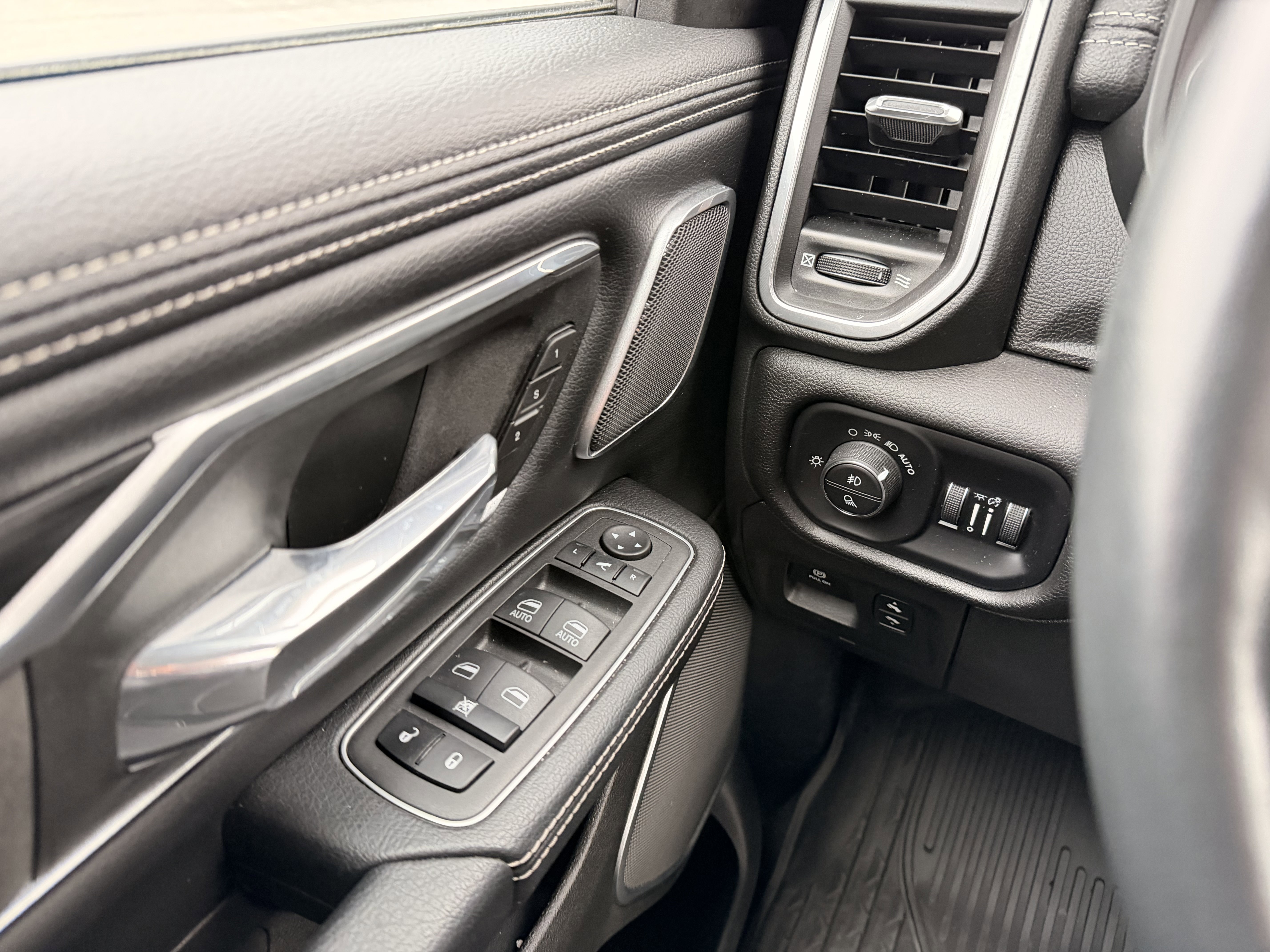 Used 2023 RAM 1500 Laramie AWD/4WD image 20