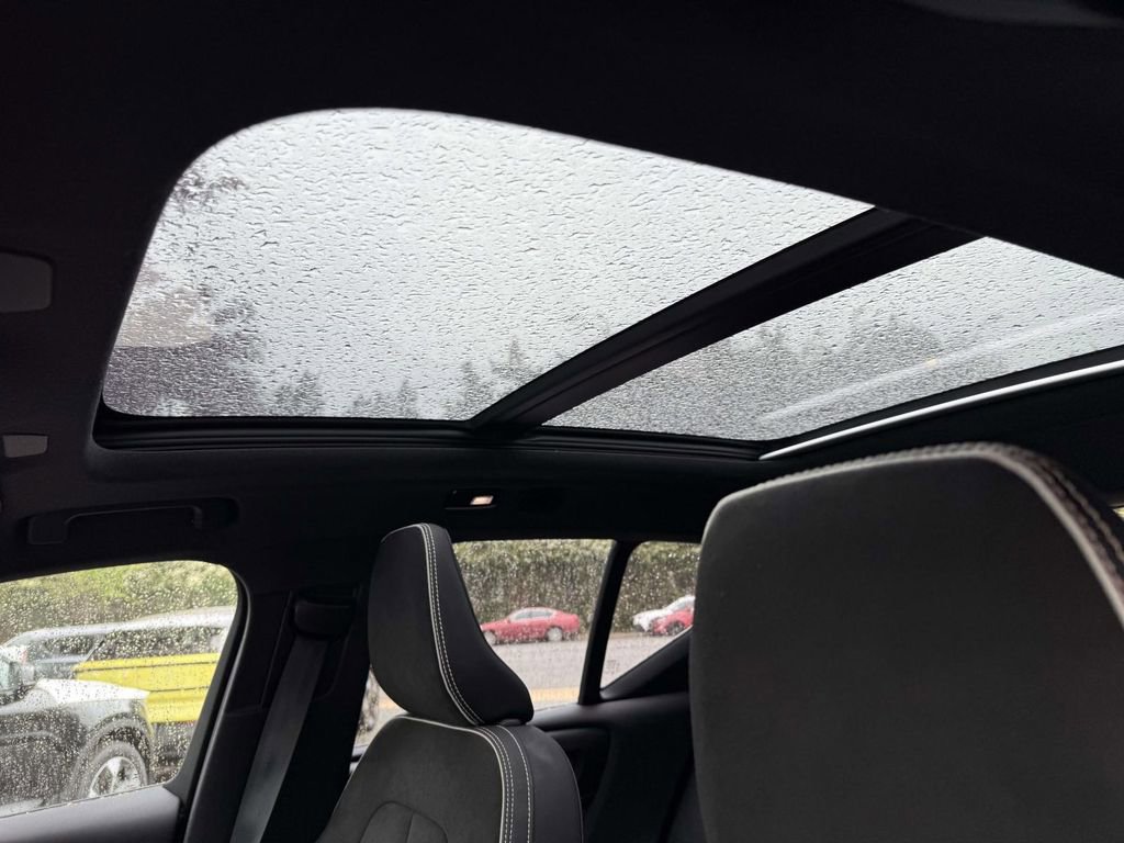 Used 2023 Volvo XC40 Recharge Plus image 22