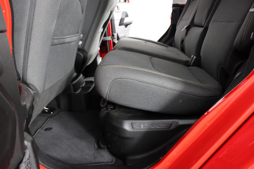 Used 2025 Jeep Wrangler Unlimited Sahara AWD/4WD image 16