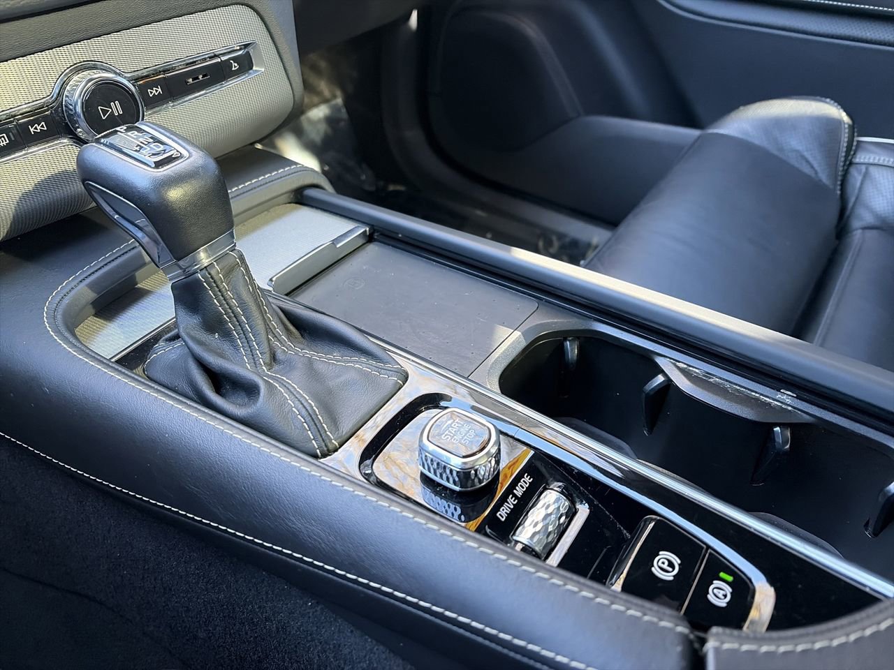 Used 2021 Volvo XC90 T6 R-Design w/ Protection Package Premier image 16