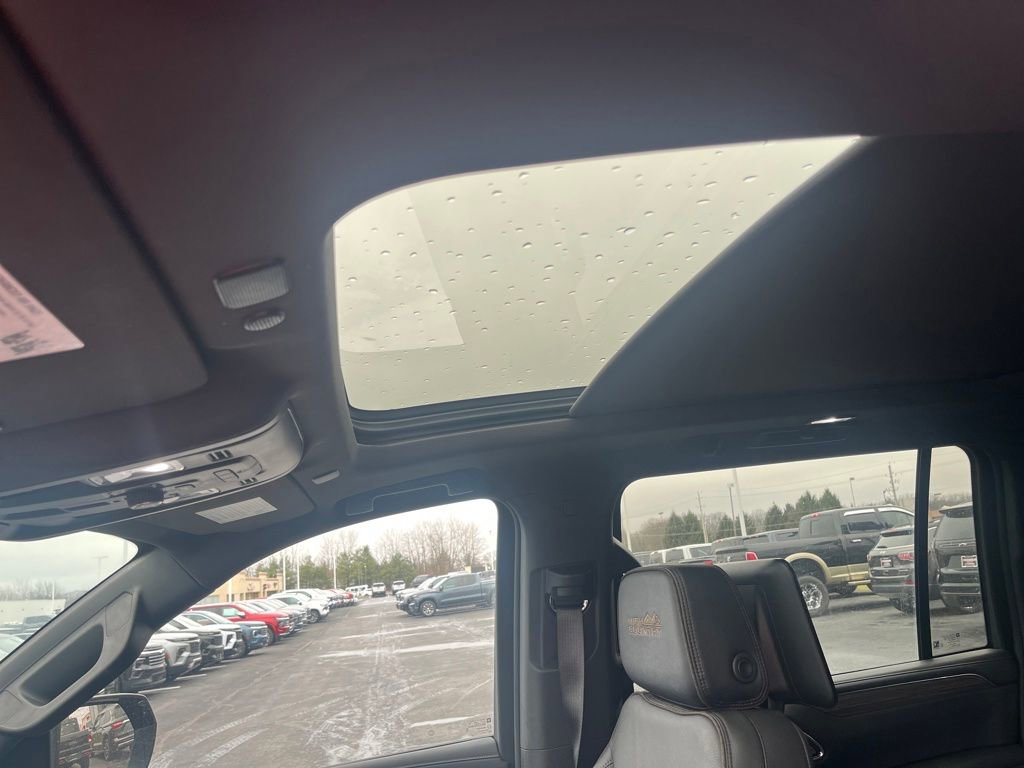 Used 2024 Chevrolet Suburban High Country w/ Advanced Technology Package image 21