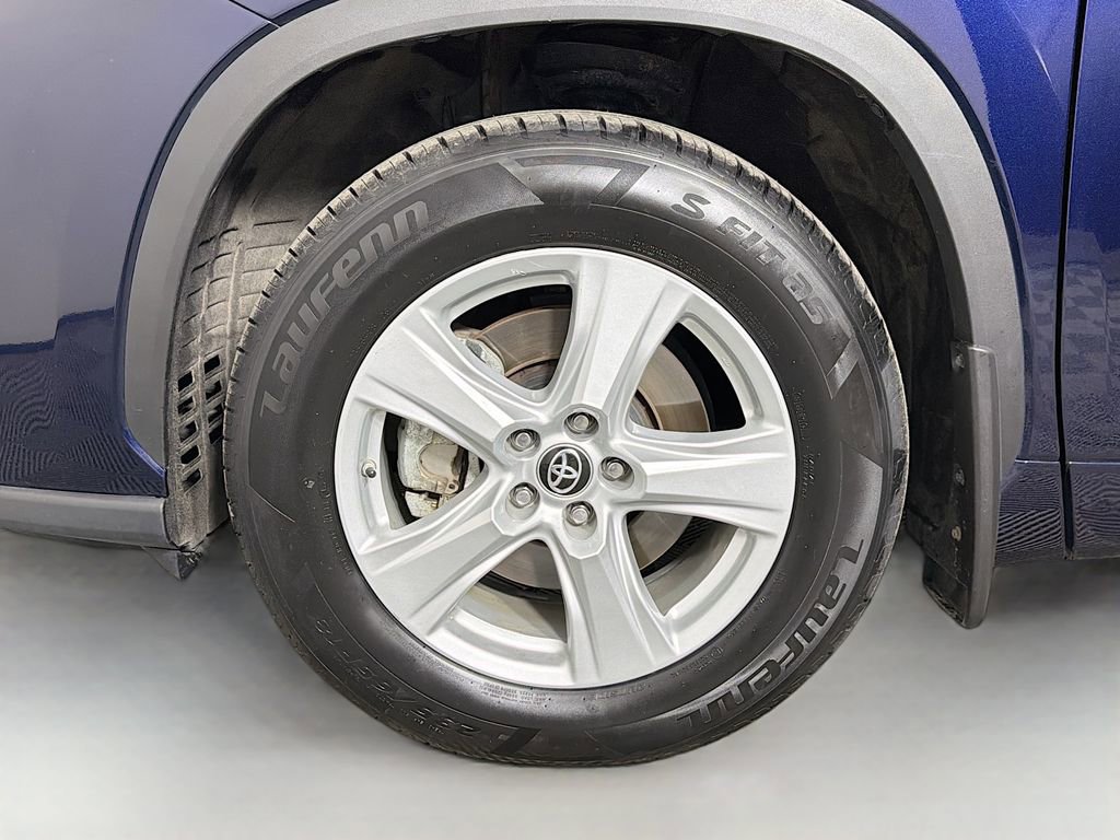 Used 2023 Toyota Highlander LE image 32