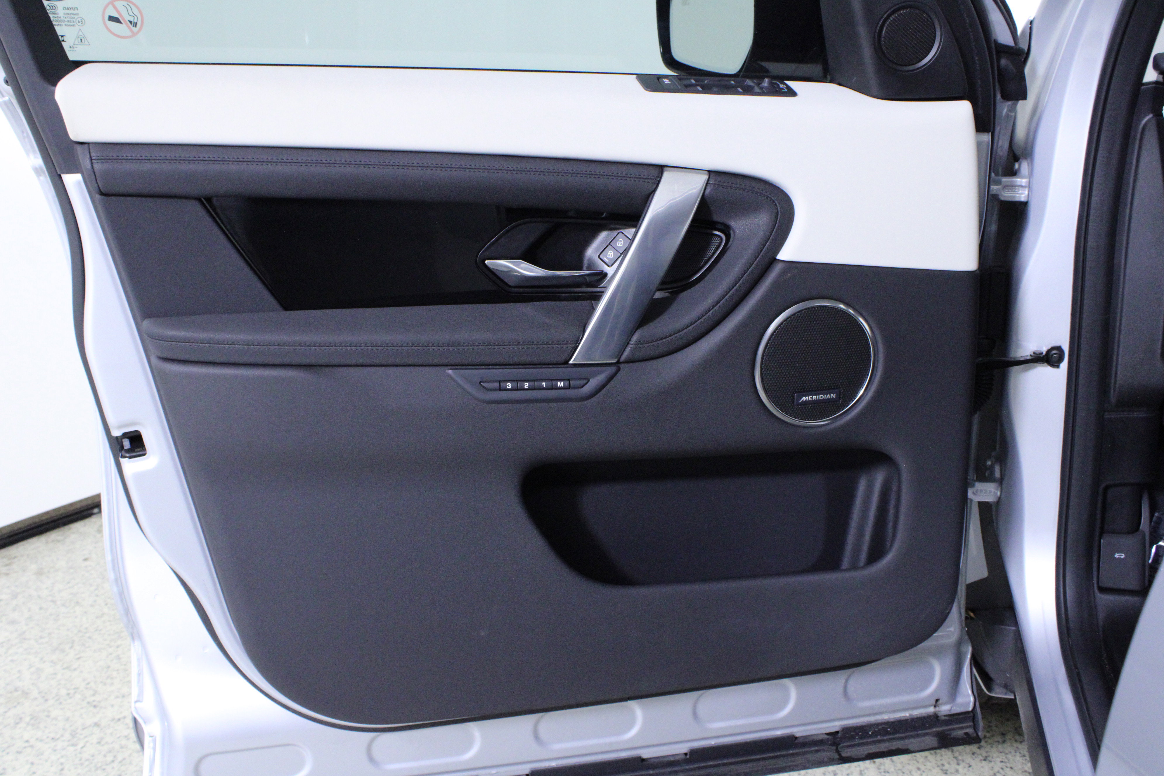 Used 2025 Land Rover Discovery Sport S image 19