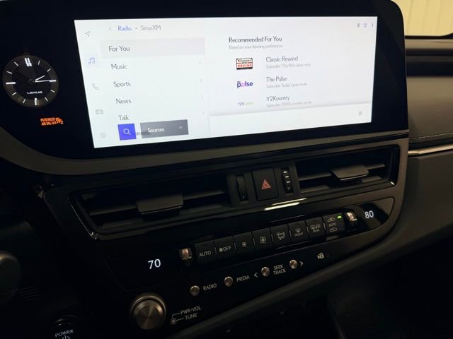 Used 2025 Lexus ES 300h F Sport image 13