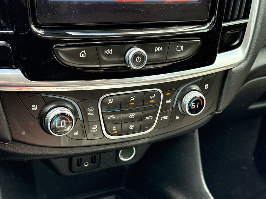 Used 2018 Chevrolet Traverse Premier w/ Driver Confidence II Package FWD image 27