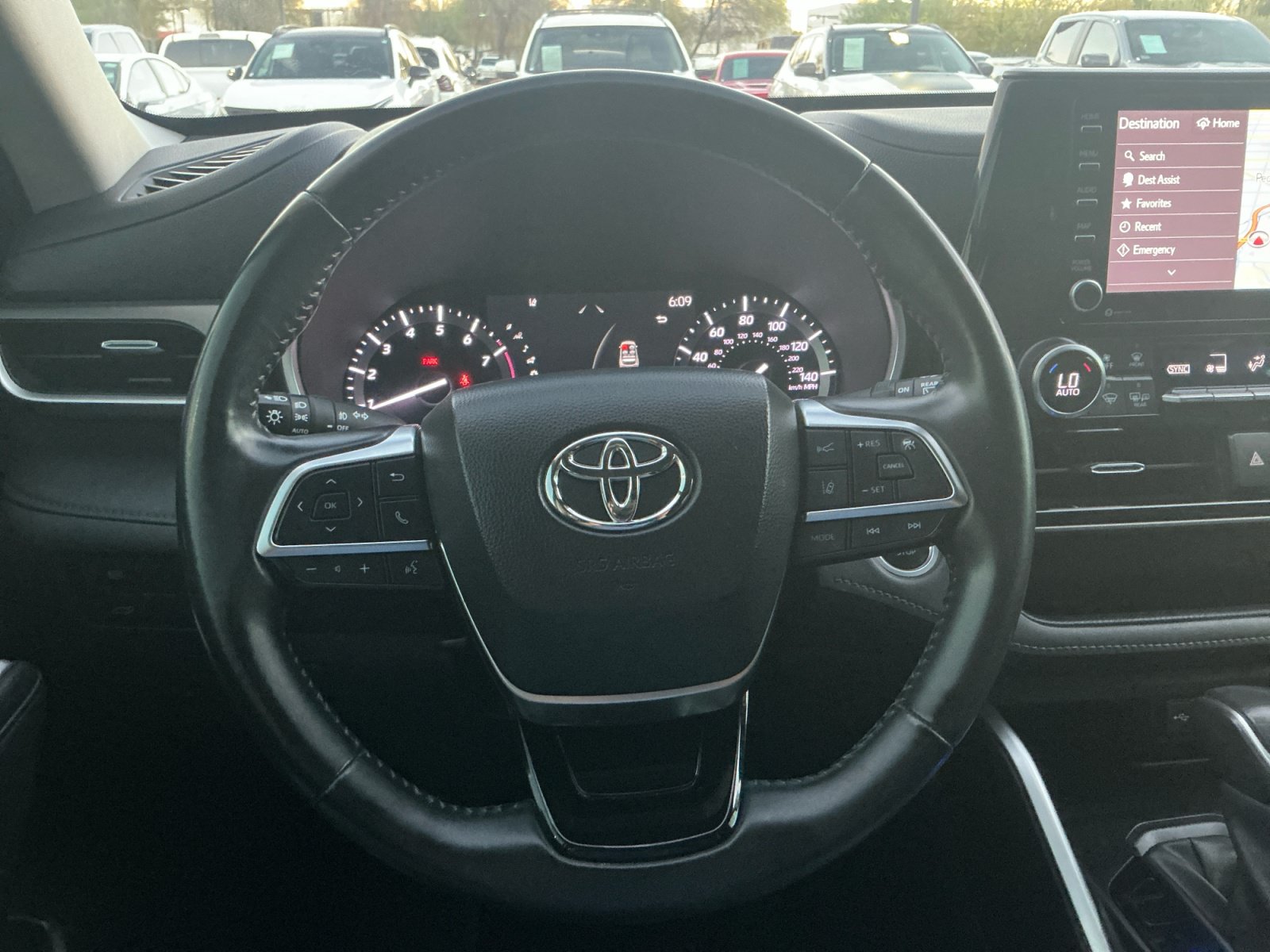 Used 2021 Toyota Highlander XLE AWD/4WD image 9