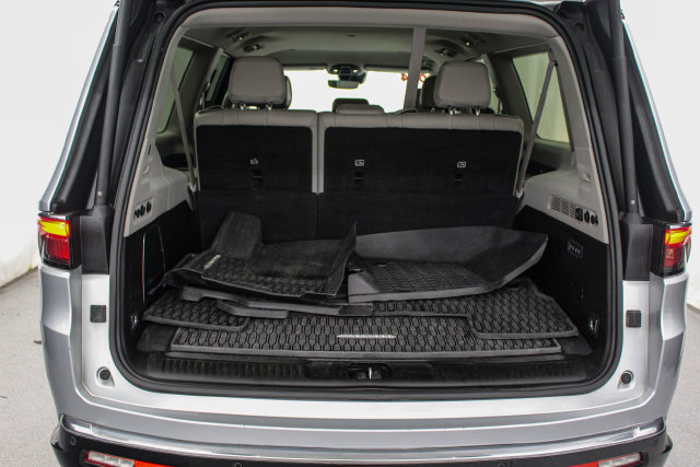 Used 2024 Jeep Wagoneer L Series II w/ Flexible Seating Group RWD image 10