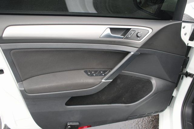 Used 2016 Volkswagen e-Golf SE image 9