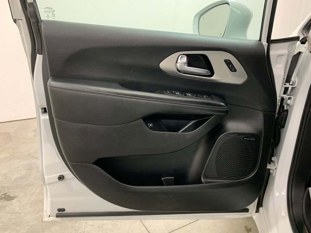 Used 2022 Chrysler Pacifica Limited w/ S Appearance Package image 6