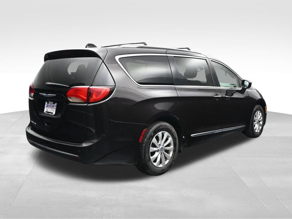 Used 2018 Chrysler Pacifica Touring-L FWD image 5