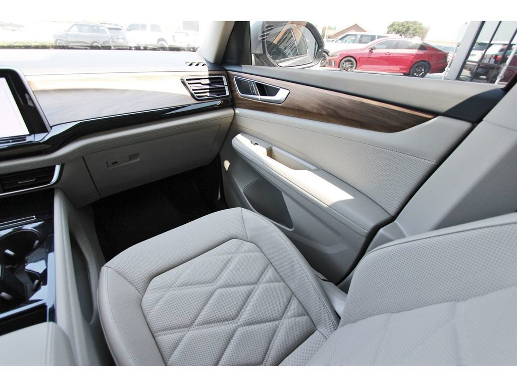 Used 2025 Volkswagen Atlas SE FWD image 11