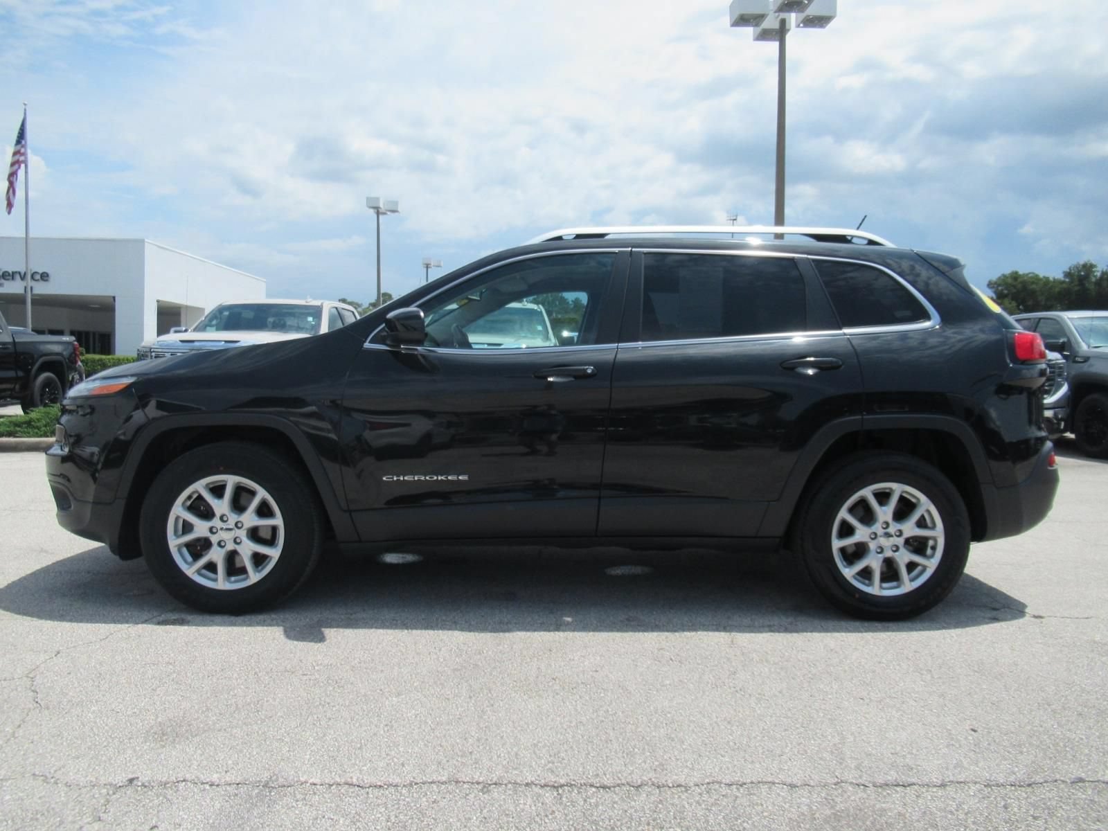 Used 2015 Jeep Cherokee Latitude w/ Cold Weather Group AWD/4WD image 4
