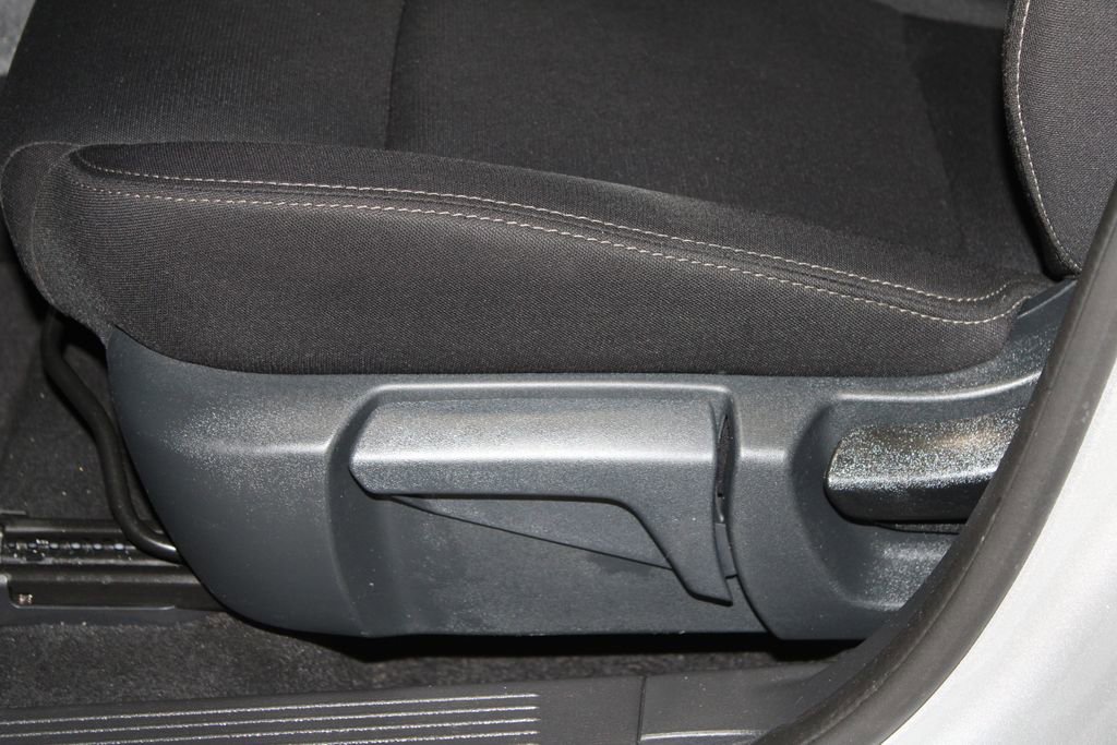Used 2025 Nissan Rogue S AWD/4WD image 13