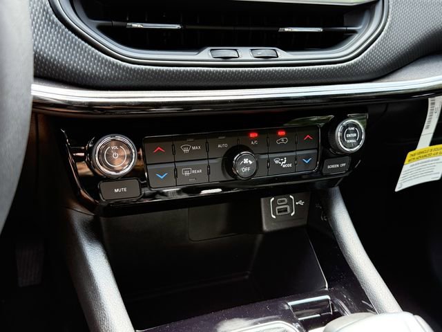 New 2025 Jeep Compass Latitude w/ Sun & Sound Group AWD/4WD image 23